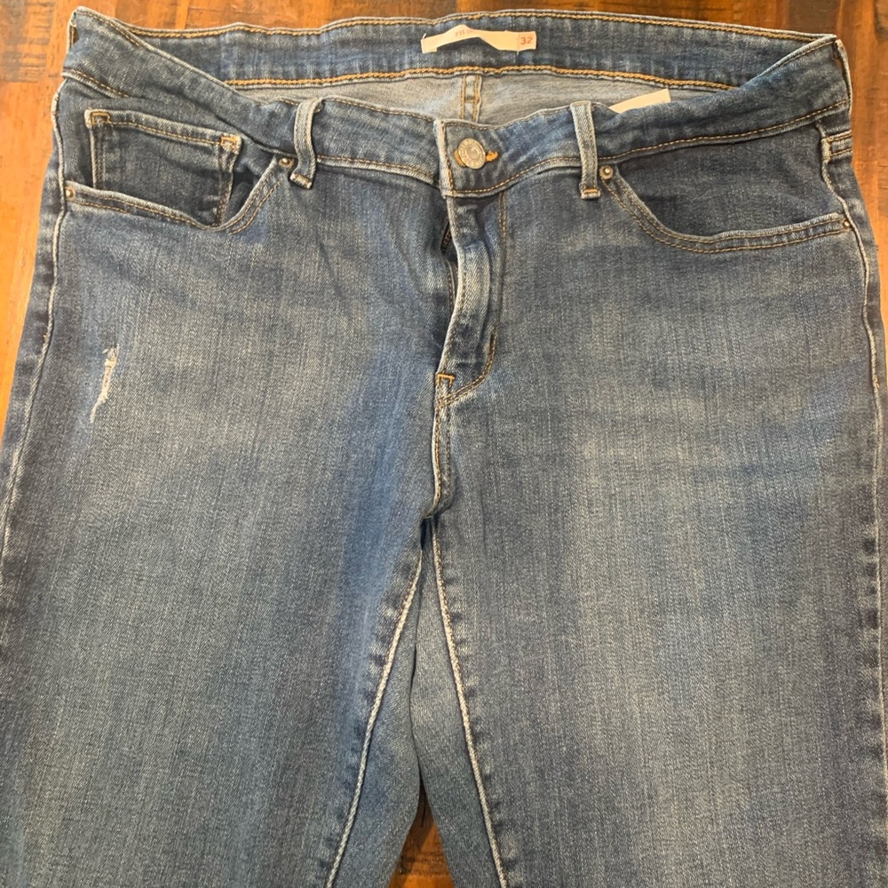 Levi jeans size 32